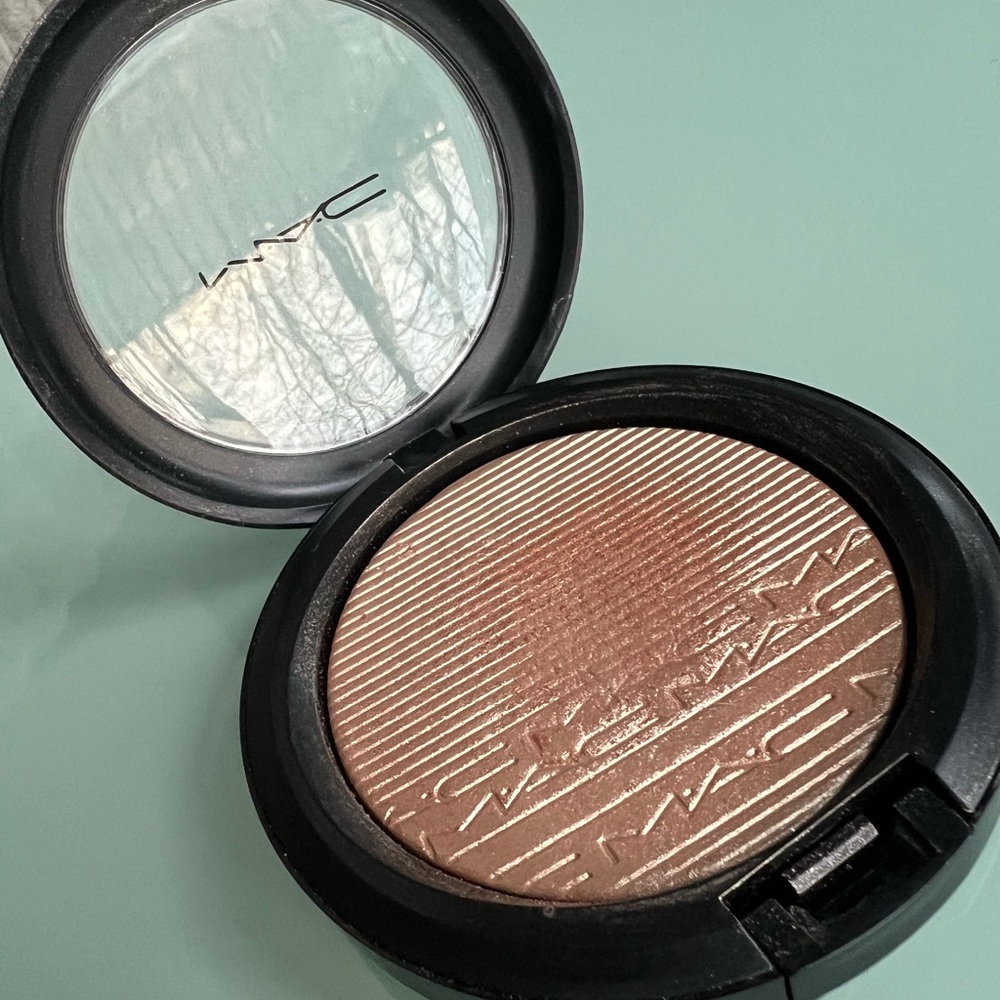 MAC Whisper of Guilt Extra Dimension Skinfinish